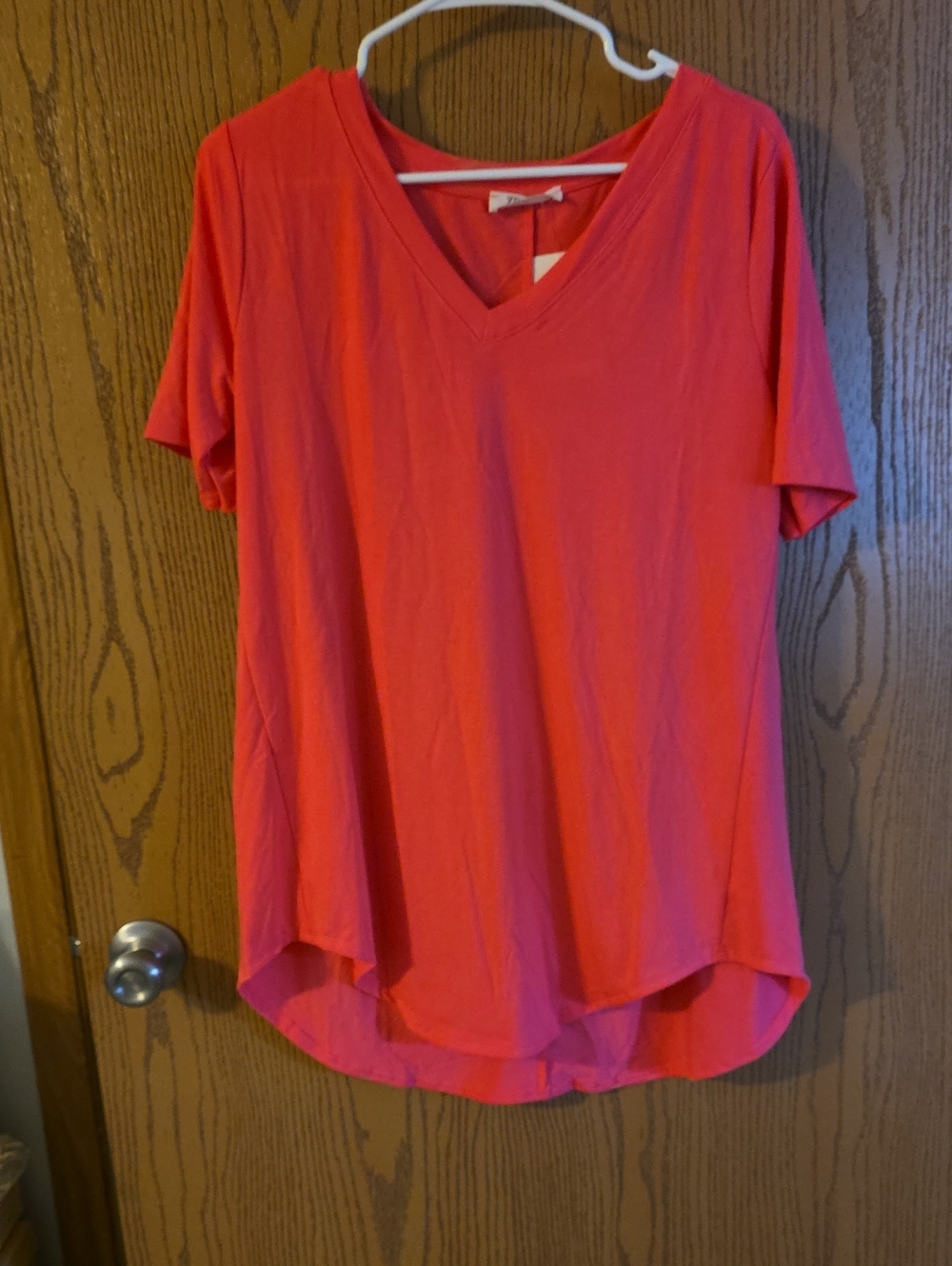 Zenana Outfitters V-Neck Short Sleeve Top - Coral Ptp 19-22 L33